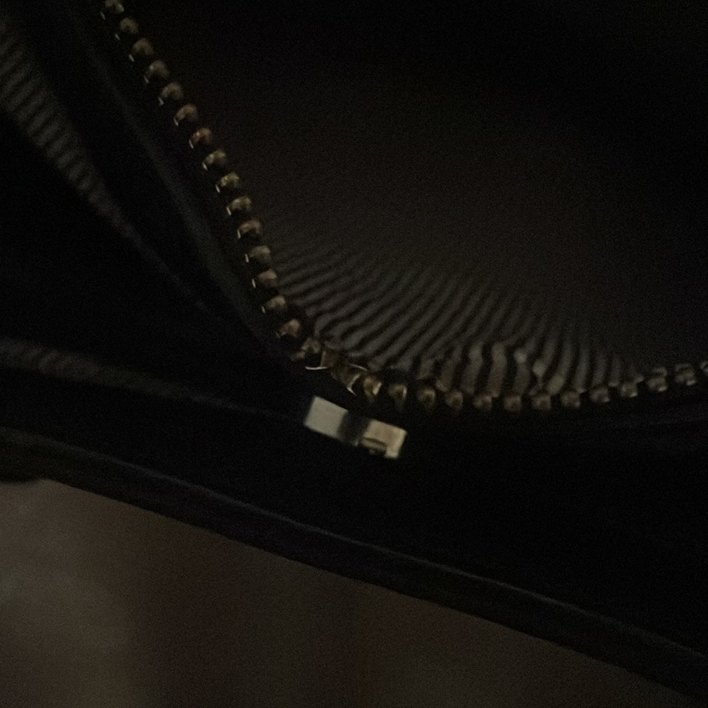 Used. Black fashion bag with inside pockets and button to close. Black pleather - Picture 2 of 4
